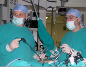 Λαπαροσκόπηση. Οι χειρουργοί κκ Τρύφων Λαϊνάς και Ιωάννης Ζορζοβίλης εκτελούν την επέμβαση από την εικόνα που εμφανίζεται στο monitor. Φωτογραφία από το χειρουργείο.